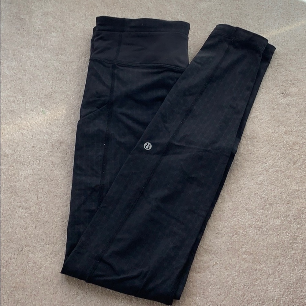 Very good Lululemon black leggings in sz 6